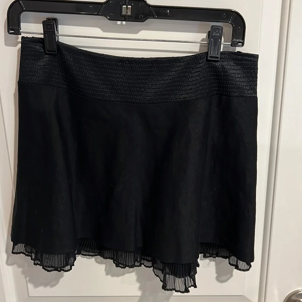 BEBE skirt with layer lace hem lined size 4 - Picture 2 of 4